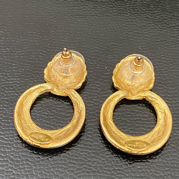 Vintage 80’s MYSTIQUE Shell Swirl Enamel Goldtone Doorknocker Post Earrings - Picture 5 of 10